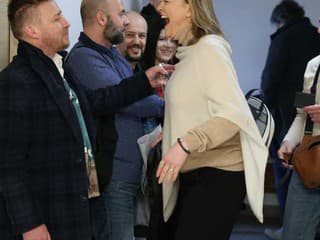 Bombica na súd do Pezinka prišli podporiť známe postavy politického života