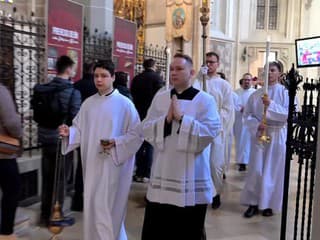 Umývanie nôh veriacim v Dóme sv. Alžbety v Košiciach