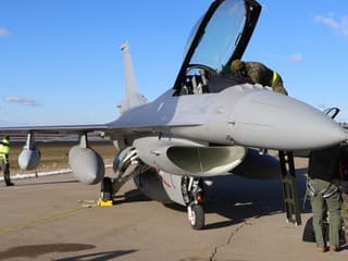 Na Slovensko prileteli ďalšie tri stíhačky F-16