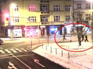 Chlapci sa nebezpečne vozili medzi dvoma vozňami električky