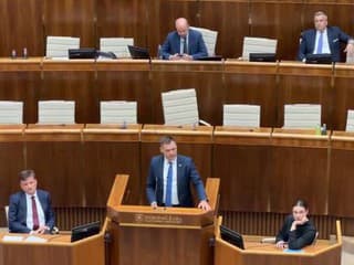 Parlament hlasuje o vyslovovaní nedôvery ministrovi Tarabovi.
