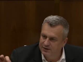 Mesterovej výrok o kyselinároch spustil v pléne parlamentu veľký konflikt