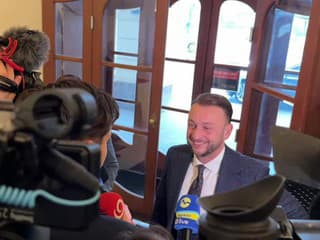 Príchod členov vlády a hostí na dnešné rokovanie kabinetu