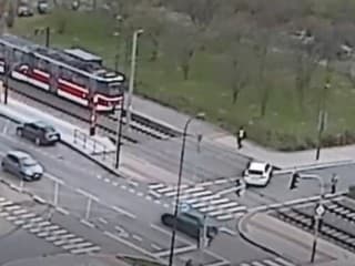 Mladík si užíval jazdu električkou na čierno, kým ho nezačali naháňať policajti