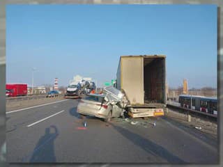 Vodič osobného auta v plnej rýchlosti narazil na D2 do kamiónu