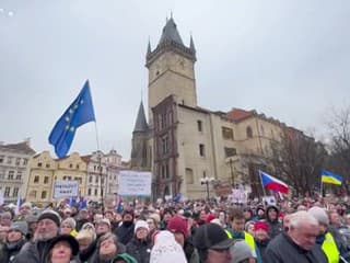 V Prahe sa na podporu prezidenta Pavla zišli desaťtisíce ľudí