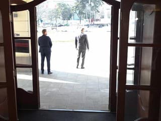 Predseda vlády Robert Fico víta prezidenta SR Petra Pellegriniho pred rokovaním vlády