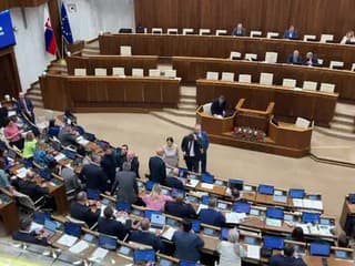 Poslanci v parlamente prelomili veto prezidenta a rušia tak antikorupčný úrad