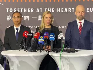 Výstavba závodu na batérie do elektromobilov v Šuranoch sa oficiálne začala