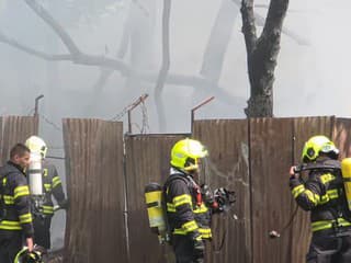 Požiar v bratislavskej Petržalke: Zábery z miesta činu a masívny dym nad hlavným mestom