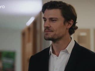 Fešák Bakala je späť! Nová rola, nový imidž: Vyzliekol nacistický mundúr a... To si pozriete!