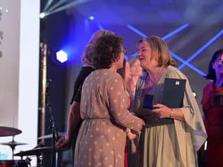 Prezidentka Slovenskej komory sestier a pôrodných asistentiek Iveta Lazorová počas príhovoru na odovzdávaní ocenení Biele srdce
