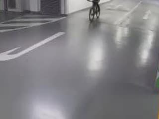 Krádež bicykla v Bratislave. Polícia pátra po osobe na videu.
