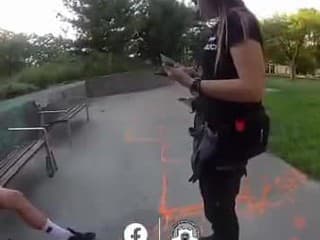 Opitý posprejoval chodník s hanlivými výrazmi