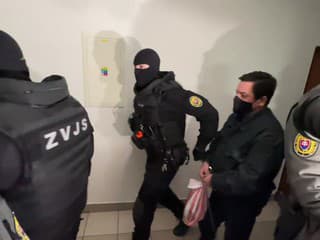 Príchod Mariana Kočnera a Aleny Zsuzsovej na súd