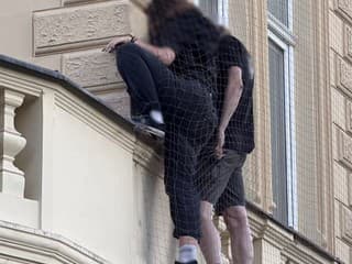 Pár sa po stene rýchleho občerstvenia vlámal do bytu, aby z neho ukradli gramofón