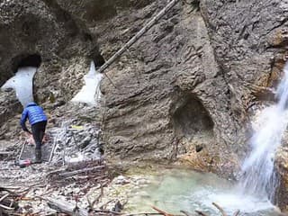 V rokline Suchá Belá v Slovenskom raji opravujú rebríky a osádzajú stupačky