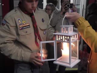 Vlaky dnes po Slovensku rozvážajú betlehemské svetlo