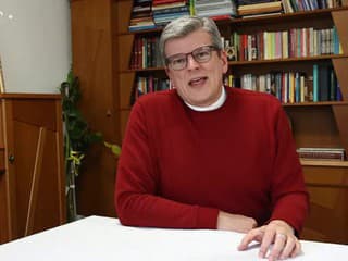 Pondelok je pokračovaním Veľkonočnej nedele, slúžia sa sväté omše a namiesto Anjel Pána sa spieva Raduj sa, nebies Kráľovná