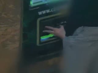 Mladíci vylúpili konopný automat paličkou a za pár minút už koktali pred policajtom
