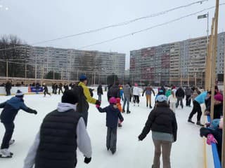 Korčuľovanie na verejnom klzisku na Námestí Republiky