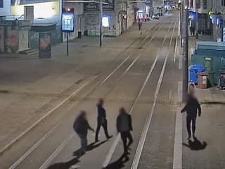 Drzý muž si vykračoval po Obchodnej ulici a hajloval, mestská polícia okamžite konala