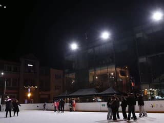 Korčuľovanie na ľadovej ploche na Divadelnom námestí