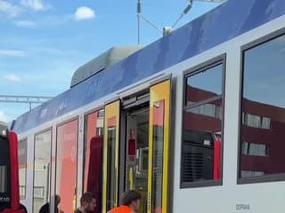 V Bratislave sa na železničnom priecestí zrazil vlak s autobusom