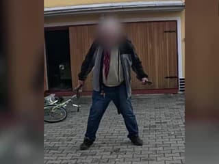 Pohľad ako z hororu! Muž šiel proti policajtom so sekerou a nožom