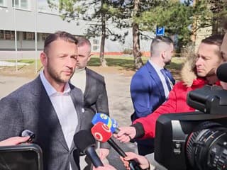 Pád strechy budovy v Komárne mohlo spôsobiť aj nedávne zemetrasenie, uviedol minister vnútra Šutaj Eštok