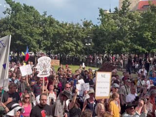 V Prahe ľudia opäť protestovali za verejnoprávne médiá, išli až k úradu vlády