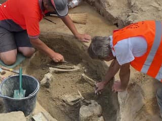 Archeológovia odhalili v centre mesta pohrebisko zo včasného stredoveku