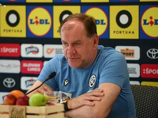 Tréner SR V. Weiss st. hovorí o lúčiacom sa Pekaríkovi
