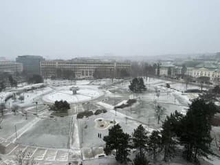 Zasnežené námestie slobody a úradu vlády