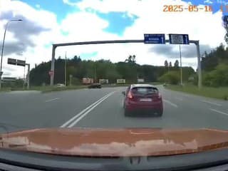 Vodič na ceste zrazil cyklistu.
