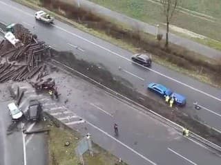Vážna hromadná nehoda paralyzovala dopravu na diaľnici