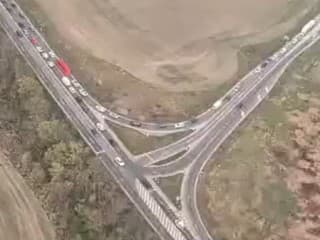 Uzávera D1 pred Bratislavou spôsobila tvorbu masívnych kolón áut