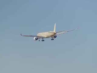 Airbus pristáva na letisku v Toulouse po viac ako 24-hodinovom lete