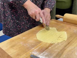 Príprava obradovej cestoviny vianočného obdobia hrtánky