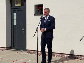 Prezident odhalil s veľmajstrom Maltézskeho rádu pamätnú tabuľu v Topoľčanoch