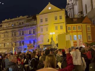 Ľudia protestujú pri snemovni proti plánu vlády zrušiť koncesionárske poplatky