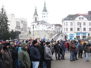 Štrajk odborárov KIA na Námestí Andreja Hlinku v Žiline