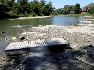 Nízky stav vodnej hladiny Dunaja v Karloveskom ramene