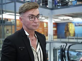 Versace podniká so zázrakom z Lýbie: Stačí vám jeden pohľad na jeho tvár!