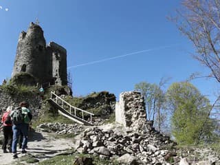 Starý hrad zachraňujú dobrovoľníci