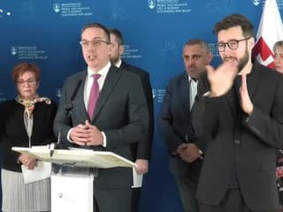 Ak sa človek v exekúcii zamestná, ostanú mu hmotné dávky v núdzi počas prvých dvoch mesiacov, tvrdí Erik Tomáš