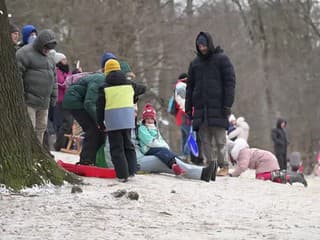 Rodiny s deťmi sa sánkujú na Kamzíku