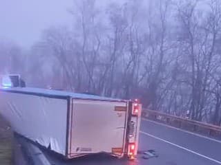 Vážna nehoda osobného auta s kamiónom v lučeneckom okrese