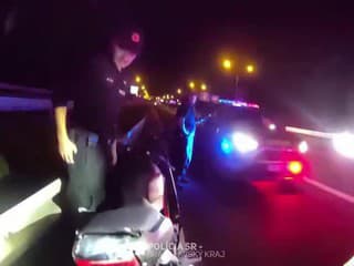 Polícia prenasledovala vodiča motocykla s falošnou EČV