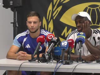 Yaya Touré pred zápasom so švédskym Mjällby AIF